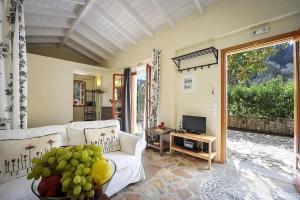 Longós的住宿－Agathi Cottage，客厅配有白色沙发和电视