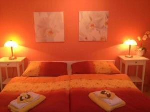1 dormitorio con 1 cama con 2 toallas en Casa Viola Gartenwohnung, en Losone