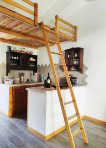 uma escada de madeira numa cozinha com um balcão em Campo Felice Apartment em Collimento
