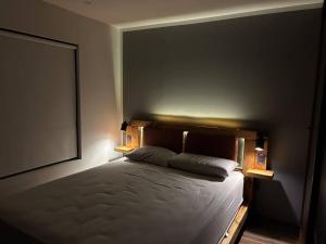 Un dormitorio con una cama grande con luces. en Casa a 30 metros de la playa, en Ciudad de la Costa