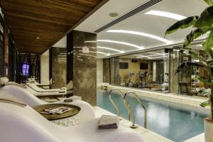 イスタンブールにあるレヴニ ホテル ＆ スパ スペシャル カテゴリーのスイミングプールとスパのあるホテルロビー