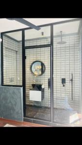 La salle de bains est pourvue d'un lavabo et d'un miroir. dans l'établissement Shiva Suites, à Istanbul