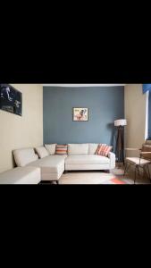- un salon avec un canapé blanc et un mur bleu dans l'établissement Shiva Suites, à Istanbul