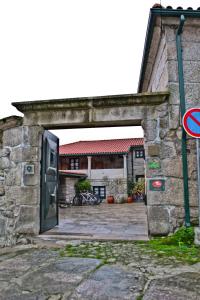 una entrada a un edificio con una puerta abierta en Casas do Cavaleiro Eira en Soajo