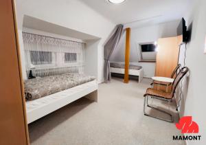 1 dormitorio con 1 cama y 1 silla en Schöne und geräumige Monteurwohnung en Bremen