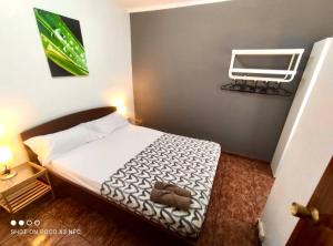 un dormitorio con una cama con un animal de peluche en Gran apartamento de 2 habitaciones! Al lado del metro HB, en Hospitalet de Llobregat