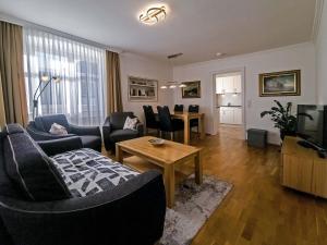ein Wohnzimmer mit einem Sofa und einem Tisch in der Unterkunft ADORIS FERIENWOHNUNGEN auf der Lindauer Insel in Lindau