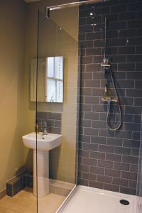 bagno con lavandino e doccia di The Kings Arms a Swindon