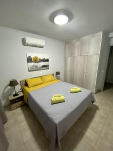 מיטה או מיטות בחדר ב-CENTRAL APARTMENT PORTOHELI 1