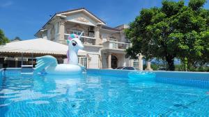 Piscina de la sau aproape de Beauty Monroe B&B