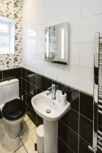 Bathroom sa Crystal Palace 2 Bedroom Flat