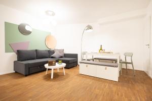 uma sala de estar com um sofá e uma mesa em Ko-Living - Yellow Submarine Suite - Altstadt - Küche - 2 SZ - getrennte Betten - bis 7 Gäste em Halle an der Saale