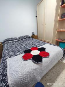 ein Schlafzimmer mit einem Bett mit einer Blume darauf in der Unterkunft Habitación Privada Juan in Estepona