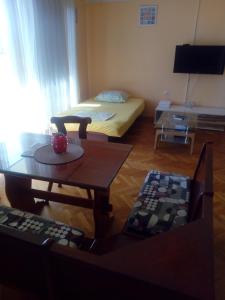 sala de estar con cama, mesa y sillas en Luka en Split