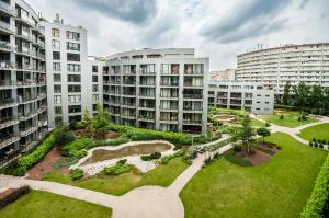 un parque en medio de una ciudad con edificios en Apartamenty Triton Park, en Varsovia