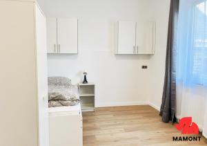a room with white cabinets and a wooden floor at Space Comfort Bremen Apartment bis zu 7 Personen in Bremen
