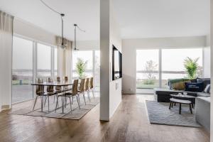sala de estar y comedor con mesa y sillas en Nyköping Villa: Serene & Stylish en Nyköping