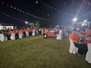 un gran grupo de personas sentadas en mesas en un evento en Baan Rai Somkiat Homestay Saraburi, en Ban Lam Thong Lang