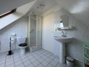 Ένα μπάνιο στο 509 - Grand studio à Erquy au dernier étage, en bordure de la plage du centre, face au port de pêche