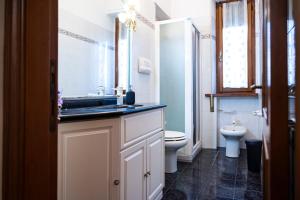 een badkamer met een wastafel en een toilet bij Casa degli Affreschi Tuscany in San Rocco a Pilli