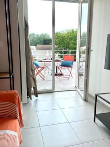 Zimmer mit einem Balkon mit Tisch und Stühlen in der Unterkunft Confortable appt proche plage Pontaillac à Royan in Royan