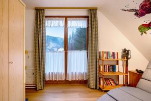 トートモースにあるHaus Johannaのリビングルーム(カーテン付きの大きな窓付)