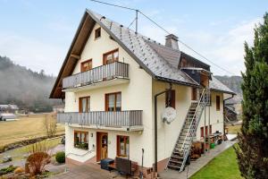 トートモースにあるHaus Johannaの金属屋根の大白い家