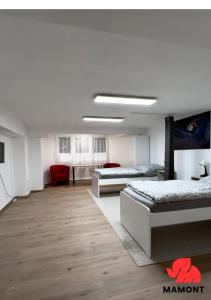 una habitación con 3 camas y una habitación con en Schöne, große Monteurwohnung im Souterrain en Bremen