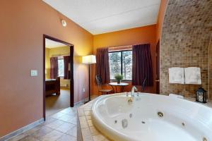 Habitación con baño grande con bañera grande. en Chula Vista Condo 2343, en Wisconsin Dells 18 fotos más