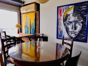 a dining room with a table and a painting on the wall at Departamento Premiun En Zona Centro in Córdoba