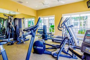 een fitnessruimte met diverse loopbanden en hometrainers bij Baytowne Wharf - Pilot House #207 in Destin