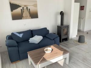 Posezení v ubytování Premium-Doppelferienhaus mit 2 Wohnungen mit Sauna, Whirlpool