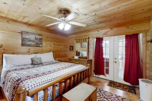 een slaapkamer met een bed en een plafondventilator bij Buckhorn in Sautee Nacoochee