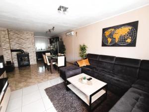 - un salon avec un canapé noir et une table dans l'établissement Holiday Home Merie with pool, à Benkovac