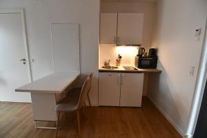 - une petite cuisine avec un comptoir et une table dans l'établissement Copenhagen ToGo, à Copenhague