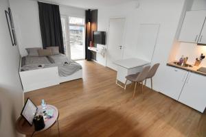 Ce petit appartement comprend un lit, un bureau et une cuisine. dans l'établissement Copenhagen ToGo, à Copenhague