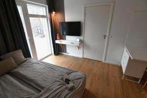 - une chambre avec un lit et une télévision à écran plat dans l'établissement Copenhagen ToGo, à Copenhague