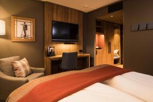 ein Hotelzimmer mit einem Bett und einem TV in der Unterkunft Vestlia Resort in Geilo