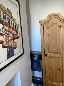 una habitación con una foto y una puerta de madera en Single Room - Bed for the night - Close to Beach en St. Leonards