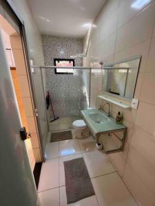 een kleine badkamer met een wastafel en een toilet bij Casa para locação no período da Tecnoshow Comigo 2024 in Rio Verde