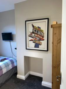 una habitación con una foto de un cartel de hotel en la pared en Single Room - Bed for the night - Close to Beach en St. Leonards
