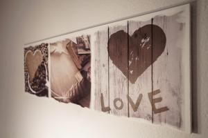a picture of hearts on a wall with the words love at MeerZeit - Sünnenkieker WE4 - ABC287 in Beckerwitz