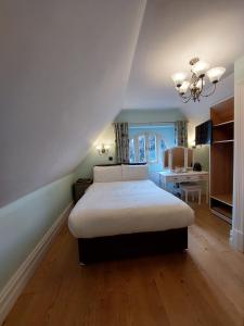 Uma cama ou camas num quarto em Shandon Bells Guest House