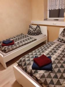 two beds sitting next to each other in a room at Am Eulenwald in Marpingen