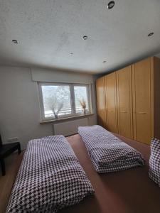 - une chambre avec 2 lits et une fenêtre dans l'établissement Burgener Burgblick, à Burgen
