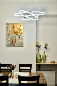 jadalnia ze stołem i wentylatorem sufitowym w obiekcie Goldengreen Apartment w Krakowie