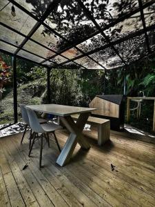 a picnic table and a bench on a wooden deck at Magma Home Cabaña Loft - Guatape Piscina-Jacuzzi in El Peñol