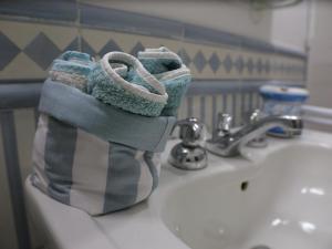 una bolsa de pañales sobre un lavabo en Entire country house one step away from Rome, en Maccarese