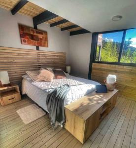 um quarto com uma cama grande e uma janela grande em Magma Home Cabaña Loft - Guatape Piscina-Jacuzzi em El Peñol