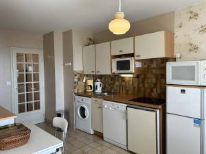 y cocina con lavadora y secadora. en 513 - Appartement T3 avec pleine vue mer, en Erquy